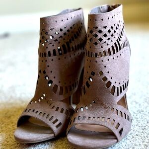 Women’s tan heel sandal size 7.5